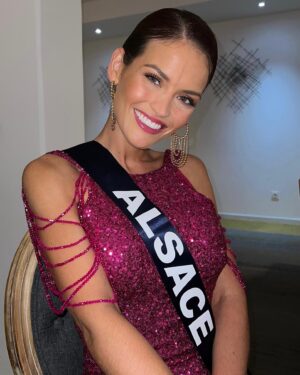 Adeline Vetter Instagram - Ma tête quand j’ai appris que j’avais obtenu la meilleure note au test de culture générale de la promo Miss France 2024 👩‍🎓

Il y a quelques mois, j’avais décroché la première place du test de culture générale lors de mon aventure régionale. Alors voilà: je le dis rarement, mais je suis fière de moi.

C’est peut-être une petite victoire à vos yeux, mais pour moi ça veut dire beaucoup, et ça comptait beaucoup. 

Bravo à toute ma promo, et mention spéciale à @eliseaquilinaoff @agathe.toullieu et @noadutitreoff 🩷

Que l’aventure CONTINUE ✨👑

Robe: @dd__mariage