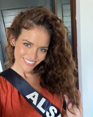 Adeline Vetter Instagram - Hommage à cette petite écharpe bleue qui m’a accompagné du premier au dernier jour… de la Tour TF1 à l’Amazonie, de la rivière guyanaise à la scène du Zénith de Dijon 💙