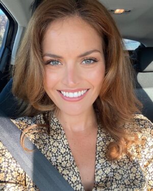 Adeline Vetter Instagram - Pas de belle photo de photographe aujourd’hui, juste un petit selfie. 
Mais pas n’importe lequel: celui que j’ai pris le jour de mon casting pour Miss Alsace. 

Alors quand je le regarde, je ne peux pas m’empêcher d’être fière et émue en pensant au chemin parcouru. 
Je vois beaucoup de joie sur mon visage, et beaucoup d’innocence car je n’avais absolument aucune idée à ce moment là de l’ampleur que tout cela allait prendre. 

L’une des plus grandes aventures de ma vie s’apprête à débuter dans quelques jours, et revoir cette photo me fait toujours un petit quelque chose. C’était le début d’un grand changement, et je n’en savais rien. 

La suite de l’histoire va s’écrire très bientôt, et on continuera à partager tout cela ensemble 🩷