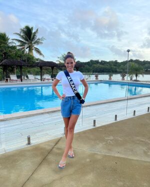 Adeline Vetter Instagram - Hommage à cette petite écharpe bleue qui m’a accompagné du premier au dernier jour… de la Tour TF1 à l’Amazonie, de la rivière guyanaise à la scène du Zénith de Dijon 💙