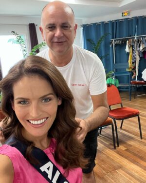 Adeline Vetter Instagram - Hommage à cette petite écharpe bleue qui m’a accompagné du premier au dernier jour… de la Tour TF1 à l’Amazonie, de la rivière guyanaise à la scène du Zénith de Dijon 💙