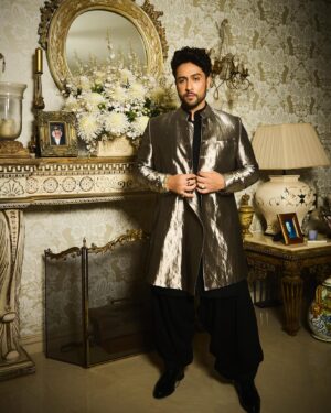 Adhyayan Suman Instagram - Embracing the grandeur of Nawab Zoravar with the one and only @manishmalhotra05

Grateful for the immense love received at the premiere last night and cannot wait for you all to unfold the world of Heeramandi🔥

Heeramandi : The Diamond Bazaar’s magic coming to you on 1st May only on netflix 

Wearing : @manishmalhotra05

#heeramandi #sanjayleelabhansali #netflix #netflixindia