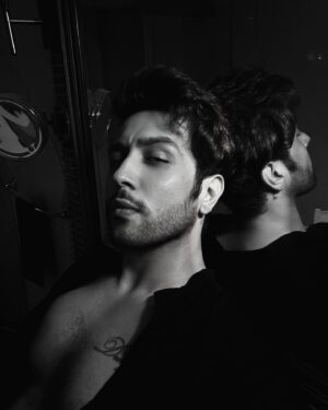 Adhyayan Suman Instagram - Aaj bata konsi baat likhun 
Fariyad likhu ya jazbaat likhun 🖤