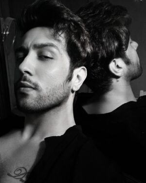 Adhyayan Suman Instagram - Aaj bata konsi baat likhun 
Fariyad likhu ya jazbaat likhun 🖤