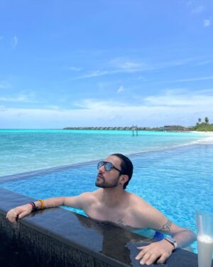 Adhyayan Suman Instagram - I wish this was a paid collab, sold one of @mallaikaa07 ‘s kidney’s to come to #Maldives 🥲