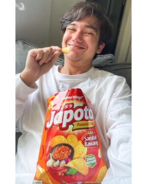 Adipati Dolken Instagram - Absen dulu sama varian Japota terbaru kesukaan gw, Japota Sambal Bawang! Cobain deh, dijamin pedasnya #GakCukupSatu 🤪