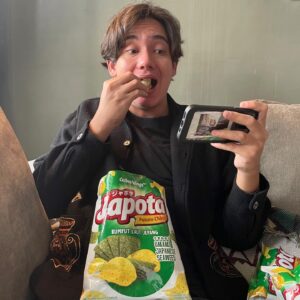Adipati Dolken Instagram - Ngegame tapi kalah terus! Mending gue move on bentar sambil ngemil Japota Seaweed dari @japotaid. Emang #TernyataJapota enaknya #GakCukupSatu!

Kalian pada suka Japota varian yang mana guys?? Gue tunggu di comment!