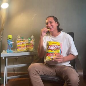 Adipati Dolken Instagram - Gawat guys, gue ga bisa berhenti nyemilin Japota Ayam Bawang nih!  apalagi ada bits bawang goreng aslinya juga, bikin enaknya #GakCukupSatu!

Oh ya, udah pada ikutan #TantanganGakCukupSatu belom nih? Hadiahnya total puluhan juta rupiah loh!

Cara ikutannya gampang bgt!
- Upload video #GakCukupSatu versi kamu dengan jingle Japota di Instagram Feed
- Follow @japotaid
- Tag & mention @japotaid dan 3 teman kalian
- Hashtag #TantanganGakCukupSatu dan #JapotaAyamBawang
- Info lebih lanjut dan download jingle di www.japotaid.com

Buruan ikutan soalnya cuman sampai 31 Juli 2021!