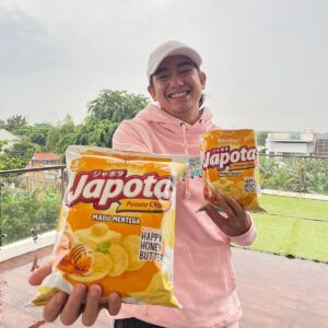 Adipati Dolken Instagram - Happy Valentine's Day guys!🤗
Biar hari penuh kasih sayang ini lebih lengkap, gue kasih Japota Happy Honey Butter dari @japotaid yang sama manisnya kaya kamu! 

Pasti #GakCukupSatu kan? Tenang, kalian bisa beli lagi di outlet manapun!
Tag gue ya!