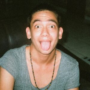 Adipati Dolken Instagram - Kenapa yaa klo foto gaya nya gini mulu 😂🤪😛