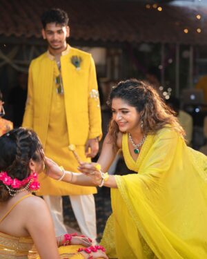 Aditi Shankar Instagram - Yellow yellow party mellow 🌼🌻💥💯🔥 
#haldi