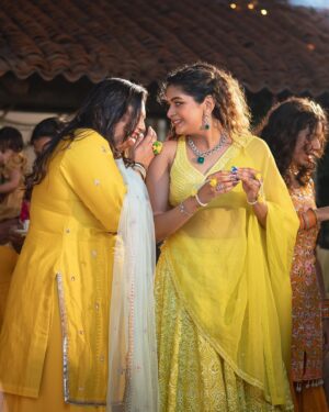 Aditi Shankar Instagram - Yellow yellow party mellow 🌼🌻💥💯🔥 
#haldi