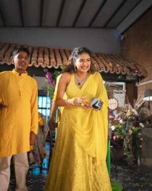 Aditi Shankar Instagram - Yellow yellow party mellow 🌼🌻💥💯🔥 
#haldi