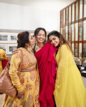 Aditi Shankar Instagram - Yellow yellow party mellow 🌼🌻💥💯🔥 
#haldi