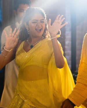 Aditi Shankar Instagram - Yellow yellow party mellow 🌼🌻💥💯🔥 
#haldi