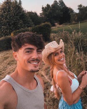Adixia Romaniello Instagram - Qu’est ce qu’on s’aime 🌻🌾❤️