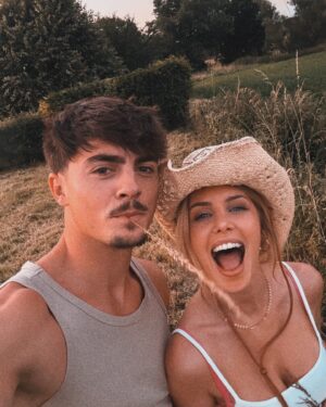 Adixia Romaniello Instagram - Qu’est ce qu’on s’aime 🌻🌾❤️