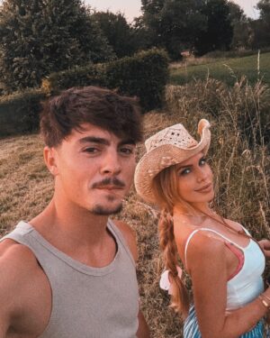 Adixia Romaniello Instagram - Qu’est ce qu’on s’aime 🌻🌾❤️