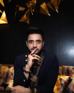 Adnan Khan Instagram - I think they messed up. The name on the award should be best actor TRAINER “Ravi Bhushan” @mountainhead1 😂😂. Though I’m very happy and proud to be honoured, this belongs to my entire team. All of you are just LOVE! (@aditidevsharma especially you) (@samar_vermani especially not you) thank you to @sonytvofficial @official_sphereorigins @reemstini ❤️❤️
Photographer @_click_and_blink_
Styled by - @desai6343 
Accessories styled by @simstyles20
Accessories @creyons_
Artist Reputation Management @oceanmedipr
#adnankhan #kathaankahee #award #dadasahebphalkeaward #bestactor #win #mumbai #india