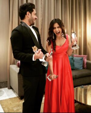 Adnan Khan Instagram - Viaan 🕺   katha 💃=🥳🥳
Thank you @stareminenceawards for giving us these awardssss🤩
We want to thank our wonderful audience for giving us so much loveee♥️🙏
We are sach mai grateful 😇
A big shoutout to our director saab mr ravi Bhushan 🙏 @mountainhead1 who is definitely not a easy task master but he is the besttttesttttt💓
 We are very lucky to work under your guidance 🤗🤗
Thank you @sonytvofficial n @official_sphereorigins and our writers for this beautiful show. 
Our director of photography @anil.katke sir 🙏 @joy_in_a_momo 
And our lovely co actors, guys you are all so amazing 
Everyday is fun to shoot 🥳🥳 
#kathaankahee