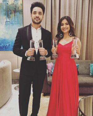 Adnan Khan Instagram - It was an amazing night!! Thank you @stareminenceawards for honouring us. I still think both the awards are a reflection of a collection of efforts from numerous people - the entire team of Katha unkahee, the channel, production house, my family and friends!!. So greatful to have you all in my life. And some crazy cool fans too! 😂  @aditidevsharma you made this night too much fun. 🕺🕺🕺 Styled by- @purvabansal5 
Outfit- @kudratcouture  #adnankhan #actor #mumbai #india #awards #stareminenceaward #kathaankahee #sony #bestjodi #bestperformer #withpromsingtalent
