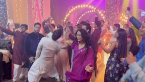 Adnan Khan Instagram - All mumbaikars when there’s no traffic on the road 🤣🤣🤣🤣🤣 !?!??? OR The happiness we feel after a good day of shoot and director yells “PACK UP” #adnankhan #mumbai #kathaankahee #actor #dancing #vibing #film #set #onlocation #adnan_a_khan