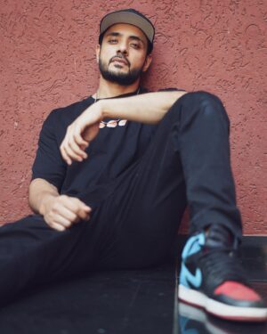 Adnan Khan Instagram - Don’t ever lose yourself to conforming to the world. You dig your heels in, hold onto your faith and protect your morals. Hold out long enough, and you just might see the world conforming to you. 

Photographer: @rk_fotografo 
Location: @sayagrandresortthane @zuperstays 
PR: @oceanmediapr 
Makeup - @makeoverbysejalthakkar 
#adnankhan #adnan_a_khan #viaan #actor #mumbai #inspiration #motivation #holdon #morals #faith #kathaankahee #life