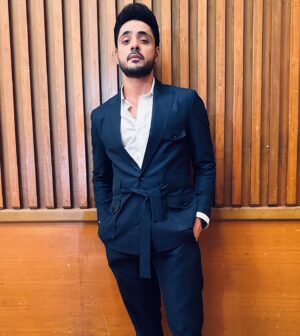 Adnan Khan Instagram - EVERYDAY……just put your best foot forward. That’s it.  Thank you @sonytvofficial @official_sphereorigins @mountainhead1 @inder.das82 @anil.katke @reemstini  Styled by - @purvabansal5 
Outfit by - @mrbutton
Team - @oceanmediapr  #adnan_a_khan #kathaankahee #actor #awards #internationalindianfilmandtelevisionawards #bestactor #breakoutperformance #adnankhan #kathaankahee #viaanraghuvanshi #blessed #alhamdulillah