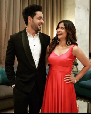 Adnan Khan Instagram - Viaan 🕺   katha 💃=🥳🥳
Thank you @stareminenceawards for giving us these awardssss🤩
We want to thank our wonderful audience for giving us so much loveee♥️🙏
We are sach mai grateful 😇
A big shoutout to our director saab mr ravi Bhushan 🙏 @mountainhead1 who is definitely not a easy task master but he is the besttttesttttt💓
 We are very lucky to work under your guidance 🤗🤗
Thank you @sonytvofficial n @official_sphereorigins and our writers for this beautiful show. 
Our director of photography @anil.katke sir 🙏 @joy_in_a_momo 
And our lovely co actors, guys you are all so amazing 
Everyday is fun to shoot 🥳🥳 
#kathaankahee