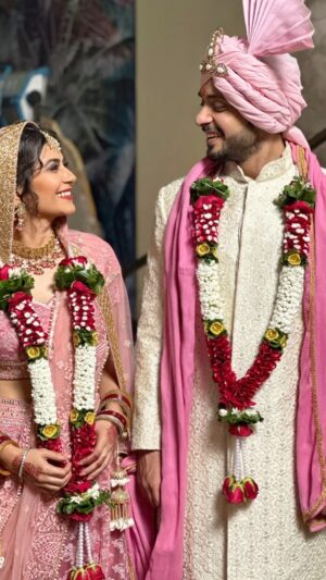 Adnan Khan Instagram - Thank you. For being kind. Thank you for some of the worst jokes I’ve ever heard. And some of the best ones too. Thank you for the carrots, guavas and beet root juice. I am honoured I shared that space with you. The other day when Randeep sir said it, it hit me. I had been working with one of the greats!!! Thank you for being Katha. @aditidevsharma 
#katha #viaan #theend