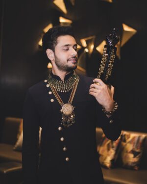 Adnan Khan Instagram - I think they messed up. The name on the award should be best actor TRAINER “Ravi Bhushan” @mountainhead1 😂😂. Though I’m very happy and proud to be honoured, this belongs to my entire team. All of you are just LOVE! (@aditidevsharma especially you) (@samar_vermani especially not you) thank you to @sonytvofficial @official_sphereorigins @reemstini ❤️❤️
Photographer @_click_and_blink_
Styled by - @desai6343 
Accessories styled by @simstyles20
Accessories @creyons_
Artist Reputation Management @oceanmedipr
#adnankhan #kathaankahee #award #dadasahebphalkeaward #bestactor #win #mumbai #india