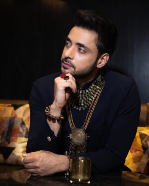 Adnan Khan Instagram - I think they messed up. The name on the award should be best actor TRAINER “Ravi Bhushan” @mountainhead1 😂😂. Though I’m very happy and proud to be honoured, this belongs to my entire team. All of you are just LOVE! (@aditidevsharma especially you) (@samar_vermani especially not you) thank you to @sonytvofficial @official_sphereorigins @reemstini ❤️❤️
Photographer @_click_and_blink_
Styled by - @desai6343 
Accessories styled by @simstyles20
Accessories @creyons_
Artist Reputation Management @oceanmedipr
#adnankhan #kathaankahee #award #dadasahebphalkeaward #bestactor #win #mumbai #india