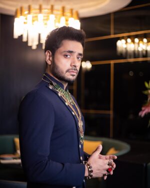 Adnan Khan Instagram - I think they messed up. The name on the award should be best actor TRAINER “Ravi Bhushan” @mountainhead1 😂😂. Though I’m very happy and proud to be honoured, this belongs to my entire team. All of you are just LOVE! (@aditidevsharma especially you) (@samar_vermani especially not you) thank you to @sonytvofficial @official_sphereorigins @reemstini ❤️❤️
Photographer @_click_and_blink_
Styled by - @desai6343 
Accessories styled by @simstyles20
Accessories @creyons_
Artist Reputation Management @oceanmedipr
#adnankhan #kathaankahee #award #dadasahebphalkeaward #bestactor #win #mumbai #india