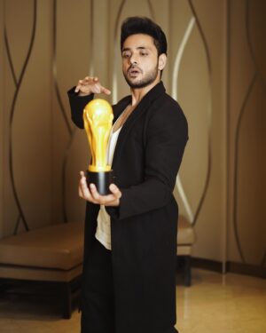 Adnan Khan Instagram - Fun night at @universal_india_awards. Thank you for honouring me. But that award belongs to my wonderful crew. One of the best I have ever worked with. Love you guys ❤️❤️❤️❤️. They are such masters of their crafts, that just by trying to keep up, my work is getting recognised. #onestepatatime #makeityourbest 

Pic by - @rk_fotografo 
Styled by - ME !!! 😇😇
Rep - @oceanmediapr