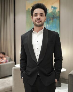 Adnan Khan Instagram - It was an amazing night!! Thank you @stareminenceawards for honouring us. I still think both the awards are a reflection of a collection of efforts from numerous people - the entire team of Katha unkahee, the channel, production house, my family and friends!!. So greatful to have you all in my life. And some crazy cool fans too! 😂  @aditidevsharma you made this night too much fun. 🕺🕺🕺 Styled by- @purvabansal5 
Outfit- @kudratcouture  #adnankhan #actor #mumbai #india #awards #stareminenceaward #kathaankahee #sony #bestjodi #bestperformer #withpromsingtalent