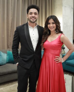 Adnan Khan Instagram - It was an amazing night!! Thank you @stareminenceawards for honouring us. I still think both the awards are a reflection of a collection of efforts from numerous people - the entire team of Katha unkahee, the channel, production house, my family and friends!!. So greatful to have you all in my life. And some crazy cool fans too! 😂  @aditidevsharma you made this night too much fun. 🕺🕺🕺 Styled by- @purvabansal5 
Outfit- @kudratcouture  #adnankhan #actor #mumbai #india #awards #stareminenceaward #kathaankahee #sony #bestjodi #bestperformer #withpromsingtalent
