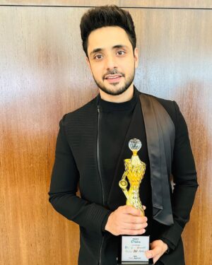 Adnan Khan Instagram - “You stand alone in the crowd. Yet shoulders straight, chest out and face held up. Knowing without a doubt, your lord has blessed you.” - Anon 
I have said it before and will say it again, I know when it comes to work. I have always been blessed with the teams I get to work with. The team at Katha Unkahee is yet again a testament to that fact. And a special salut to my cap @mountainhead1 
Photography by 
Pic one : @chandan_photography1997 
Pic two : @whosoham03
Styled by @krishi1606
Custom Bandgala by @basicsandoffbeat
Artist Reputation Management @oceanmediapr
Hairstyling : @shahnawaz_hairstylesh 
Special thanks too @timesapplaud for hosting and honouring us 
#adnan_a_khan #actor #award #mostinspiringactor #mumbai #india #greatful