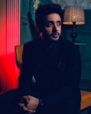 Adnan Khan Instagram - Don’t make the mistake of pretending you don’t have a dark side. The lights will go out from time to time. Learn instead to sit in it. After all it’s a part ( half 😜 ) of you. 
Photographer: @portraitdeewana
Artist Reputation Management: @oceanmediapr
Styled by: @desai6343. 
#adnan_a_khan #actor #model #kathaankahee #mumbai #india #onset #bts #awardnight #darkside #dark