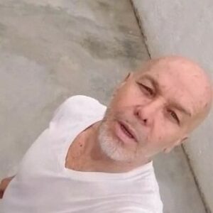 Adolfo Cubas Instagram - Se mojo mi cabello ! 
Oh 
Que sufrimiento 
En medio de tanto está hermosa flor . Tu eres el Lireo guarda mi Perfume