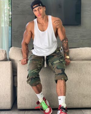 Adrian Conrad Instagram - “Either you gonna fold or step up to the plate”🇬🇳 #aesthetic #aesthetics #abs #bodybuilding #bodybuilder #cardio #drive #fit #fitness #fitspo  #fitfam #gym #gains #goals #gymtime #gymmotivation #hardwork #motivation #workout