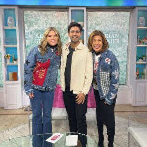 Adrian Grenier Instagram - Huge planet win: NYC just introduced the Pods are Plastic Bill banning the sale of detergent pods and sheets in the city. I sat down with @hodaandjenna this morning to share @blueland’s advocacy work around plastic pods and support of the bill. Go to podspollute.com to contact your representative in support of this new legislation. 🌎