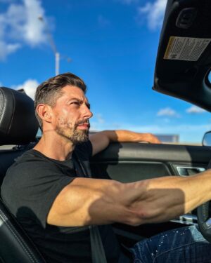 Adrián Lastra Instagram - “Vive la vida compadre… disfrútala, porque las oportunidades de la vida son contadas con los dedos de la mano y gracias a la vida estás teniendo muchas en tu vida… así que aprovecha y disfruta!”

Esto es lo que me digo constantemente porque a veces a uno se le olvida de donde está y de la suerte tiene!

Sigamos bailando que la vida tiene que ser una fiesta!

Feliz día a tod@s!
Se os quiere ❤️💪🏼