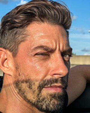 Adrián Lastra Instagram - “Vive la vida compadre… disfrútala, porque las oportunidades de la vida son contadas con los dedos de la mano y gracias a la vida estás teniendo muchas en tu vida… así que aprovecha y disfruta!”

Esto es lo que me digo constantemente porque a veces a uno se le olvida de donde está y de la suerte tiene!

Sigamos bailando que la vida tiene que ser una fiesta!

Feliz día a tod@s!
Se os quiere ❤️💪🏼