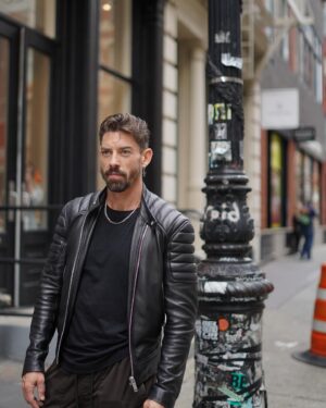 Adrián Lastra Instagram - Siempre me pilla las fotos desprevenido…
1. Pensando en la teoría de la Relatividad.
2. Practicando como se cogen los palillos chinos. 
3. “No respires que te están viendo”.
4. Queriendo ser H de 3 metros sobre el cielo, pero en versión Vallecana.
5. PaMisCojones.