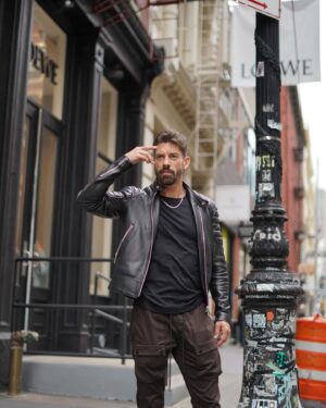 Adrián Lastra Instagram - Siempre me pilla las fotos desprevenido…
1. Pensando en la teoría de la Relatividad.
2. Practicando como se cogen los palillos chinos. 
3. “No respires que te están viendo”.
4. Queriendo ser H de 3 metros sobre el cielo, pero en versión Vallecana.
5. PaMisCojones.