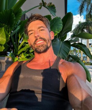 Adrián Lastra Instagram - Pues si… cambio de década … 40 AÑOS!!!

Puede ser muy típico, pero no me creo que ya haya llegado este momento de decir “soy un Cuarentón…”

Quien de diría a ese niño con su tacatá en las casas bajas de Vallecas donde vivía que luego recogería su primer Diploma (que yo creo que no era mío…..) luego empezaría a enseñar músculo con 8 añitos y ya se quedaría como rutina para siempre!

A ese niño posando con 12 años le diría “no tengas miedo a nada compadre, sigue siendo tu mismo siempre porque vas a conseguir lo que te propongas en la vida”. 

Que siga la vida bella, que ese niño corriendo por los pasillos de Vallecas no muera nunca y que sigamos marcando bíceps hasta el fin de nuestros días!

Happy birthday to me ❤️