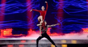 Adrián Lastra Instagram - Debe ser que me gusta mucho el número 2….! Jajajajajaja

Lo voy a decir alto y claro,  NO SOY BAILARIN PROFESIONAL!!!
Todo el equipo de bailarines son los que tienen esa GRAN etiqueta. Yo me dedico a trabajar duramente para sacar números como este.
Gracias, GRACIAS @saragarcia.dance por confiar en mi ciegamente. Nunca en mi vida había hecho telas antes y se que quería y podía hacer “algo” aunque fuese pequeñito!

Esta etapa ha sido una de las más duras de mi vida a nivel personal y a nivel FÍSICO. 
El baile en mi vida estará siempre, pero como un segundo plano… yo vuelvo a mi oficio, la actuación.

Nunca he trabajado para ganar premios, nunca he bailado para ganar un programa. He bailado porque quería demostrarme que si podía hacerlo. Porque quería GOZAR y sobre en este baile que regalar todo nuestro esfuerzo y sacrificio.
Tras habernos desgarrado @saragarcia.dance y yo, esguinces, desgarros musculares, quemaduras de las telas, bloqueo de las falanges de los dedos de las manos, caídas en cervicales, queríamos reventar esto y perdón que lo digo pero HEMOS HECHO HISTORIA de TODOS LOS DANCING WITH THE STARS DE EL MUNDO habiendo hecho una parte de telas en mitad de de una rutina!
Sara, lo hemos conseguido, hemos ganado!!

Pero por supuesto…. ENHORABUENA @mariaisabelamqs porque eres INCREÍBLE. Enhorabuena @luismontero_dancer porque eres un puto ejemplo.

Ahora, que siga la vida, que siga el baile y a seguir toreando este mundo!