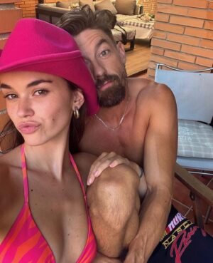 Adrián Lastra Instagram - Felices 26 años!!! 🎉🎊
A seguir disfrutando de la vida como lo haces, a seguir regalando sonrisas y luz al mundo.
Toda la gente de tu alrededor te decimos que gracias por dejarnos conocerte día tras día. Porque todos estamos felices y orgullosos de tenerte y de quererte!

Por mi parte agradécete enormemente el tenerte a mi lado, porque cada día que pasa, cada momento que vivimos, sean buenos buenos, malos o regulares, hacen que siempre sea más especial y más bonito.

Disfruta mucho de tu día porque, como siempre te digo… TE LO MERECES!! ❤️
Te amo ♾️