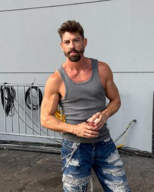 Adrián Lastra Instagram - ESTAMOS EN LA SEMIFINAL DE @miraquienbaila !!!!!
Unas 6 horas de ensayos al día, no comer muy bien o comer muy poquito mejor dicho. Eso hace ese cuerpo escombro. 62 kilos un porcentaje bastante bajo…
Pero os aseguro que estoy muy feliz! 
Me encanta poder tener la suerte de decir ESTOY MUY FELIZ!!
Mañana os subo la rutina a ver que os parece!!
Beso grande!