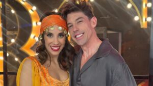 Adrián Lastra Instagram - Pues OLEEEEE!!!! Anoche conseguimos algo que realmente me hace muy feliz, HACER HISTORIA siendo la primera pareja en conseguir el pleno de DIECES en @bailandoest !!
Es un honor poder compartir este momento con la que se merece y es dueña de estos 50 puntos @saragarcia.dance !!

Gracias al programa por dejarme estar una semana más aprendiendo nuevos retos a los que nunca me había enfrentado !
Gracias totales a mi acompañante de vida @clarachain por apoyarme cada día de mi vida!

Que sigamos bailando la vida! ❤️